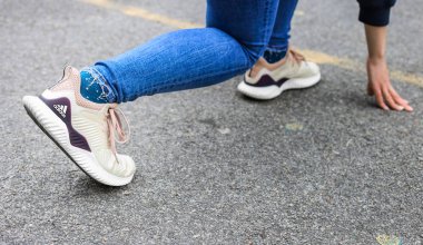 Ukrayna, Kharkiv - Mayıs, 2019: Adidas Alphabounce Beyond. Sokak koşu konsepti