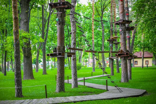 Parque de cuerdas en bosque verde — Foto de Stock