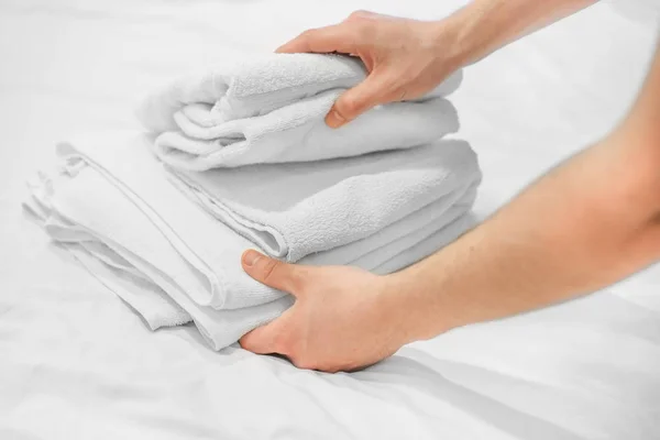 Toallas blancas en una cama blanca. Empresa hotelera — Foto de Stock