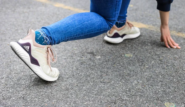 Ukrayna, Kharkiv - Mayıs, 2019: Adidas Alphabounce Beyond. Sokak koşu konsepti