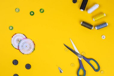 Sarı arka planda metin için boşluk ile dikiş aksesuarları