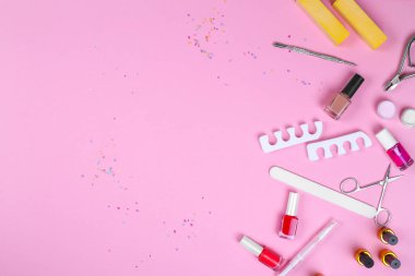 Pembe arka planda manikür veya pedikür için aksesuarlar, çivi için moda kavramı. Metin alanı ile üst görünüm