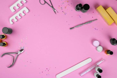 Pembe arka planda manikür veya pedikür için aksesuarlar, çivi için moda kavramı. Metin alanı ile üst görünüm