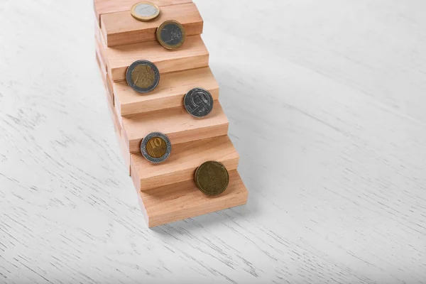 Stos bloków z monet na stół szary. Koncepcja kariery — Zdjęcie stockowe