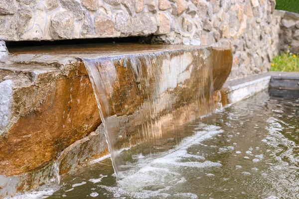 Старый природный водопад. Закрыть водой — стоковое фото