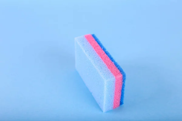 Sponge on blue background. Blue household cleaning sponge. — Stock Photo, Image