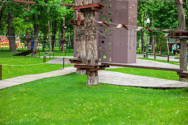 Pont de corde dans la forêt d'escalade ou parc de fil haut et arrière-plan de nature — Photo