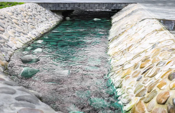 Закрытие синей воды под мостом — стоковое фото