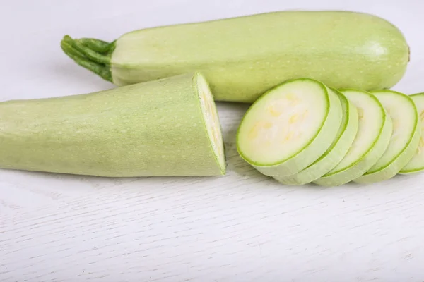 Fresco affettato crudo bio zucchine e aneto su sfondo di legno. Ingrediente di cottura — Foto Stock