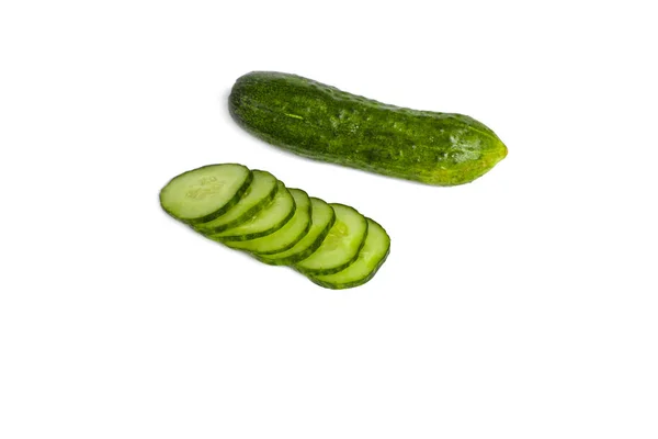 Verse groene komkommer geïsoleerd op witte achtergrond. Gesneden komkommer. Close-up — Stockfoto