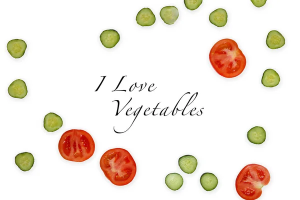 Yaratıcı düzeni "Ben sebze seviyorum" alıntı yapılır. Yemek konsepti. Beyaz arka planda domates ve salatalık. — Stok fotoğraf