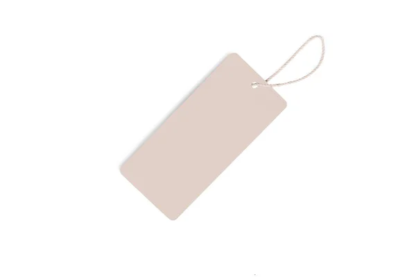 Etiqueta de presente de papel de papelão decorativo em branco com gravata fio, isolado no fundo branco — Fotografia de Stock