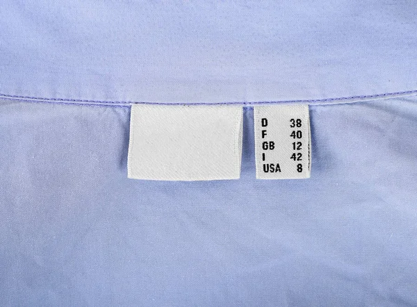 40 dimensioni vestiti etichetta su sfondo blu primo piano — Foto Stock