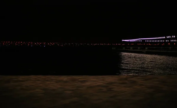 Nocnego miasta. Widok na rzekę z pięknymi światłami — Zdjęcie stockowe