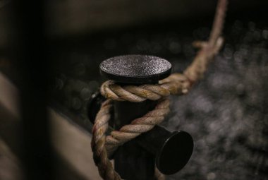 Halat bollard yelkenli bağlı, gece fotoğrafı