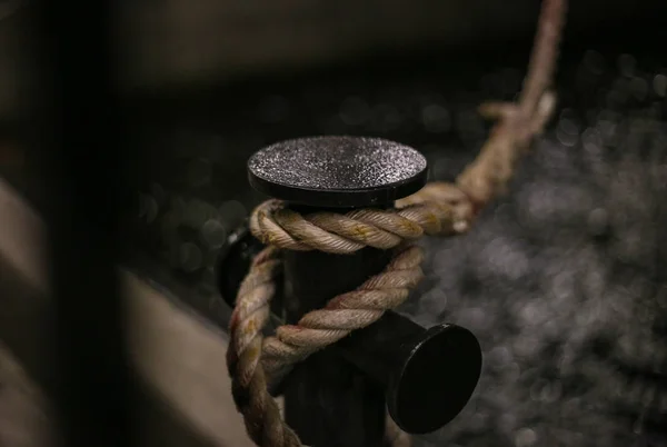 Corda amarrada ao veleiro bollard, foto da noite — Fotografia de Stock