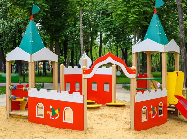 Parco giochi. Il castello ha la forma di una sabbiera. Parco giochi moderno — Foto Stock