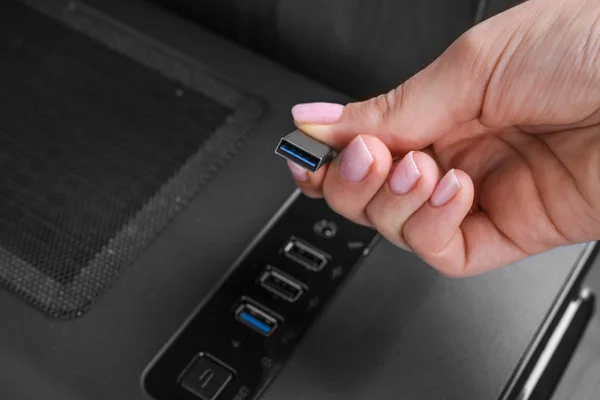 Вставка USB флэш-накопитель подключен к компьютерному порту. USB 3.0 металлический . — стоковое фото