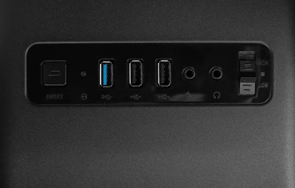 Siyah bilgisayar kasası üzerinde güç düğmesi ve Usb bağlantı noktası. Usb 3.0