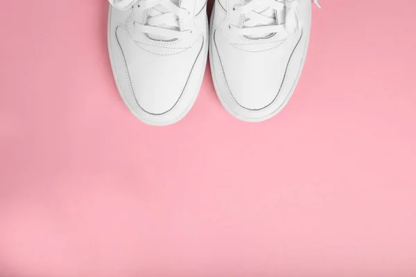 Stylische sommerweiße Laufschuhe auf rosa Hintergrund, Draufsicht. flache Lage mit Kopierraum für Text — Stockfoto