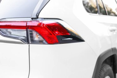 beyaz bir arabanın farYakın çekim. Premium araba