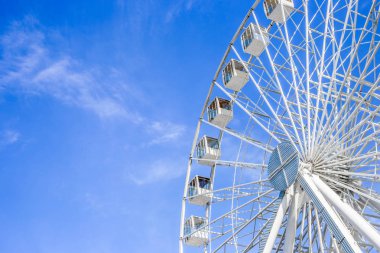 Yazın lunaparkta dönme dolap. Uzayı metin için kopyala. Mavi gökyüzü