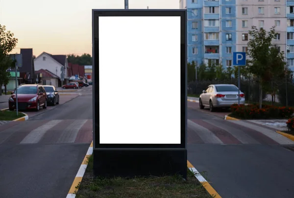 Posteraltında reklam alanı. Lightposter citylight yol yakınındaki şehirde küçük billboard mockup. reklam için beyaz alan — Stok fotoğraf
