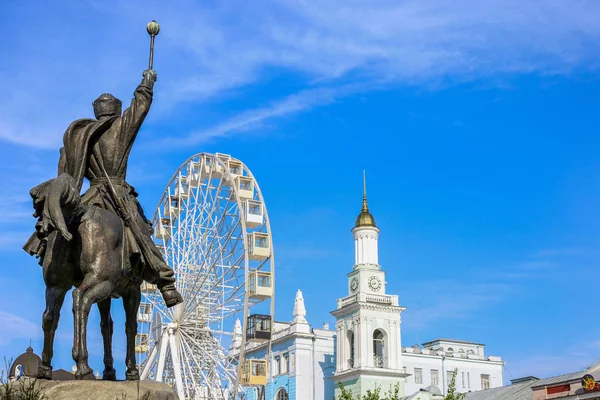 Kiev, Ukrayna - Ağustos, 2019: Kiev'de Peter Sagaidachny Anıtı. Sözleşme alanı. Ukrayna'da güzel vatansever fotoğraf