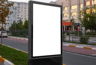posteraltında reklam alanı. Lightposter citylight yol yakınındaki şehirde küçük billboard mockup. reklam için beyaz alan