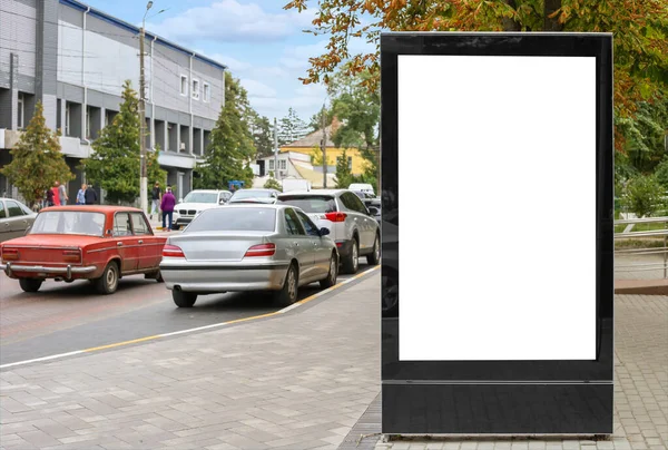 空白的广告牌，上面有你的文字信息或促销内容的复制空间，街上的公共宣传板，大都市里的空横幅广告，公园里清晰的海报. — 图库照片