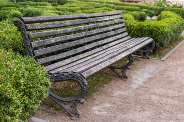 Boş eski park bankı