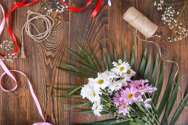 Buket Manzarası Tahta Masadaki Kurdeleler Çiçek Buketi Yapma Süreci Çiçekçilik — Stok fotoğraf