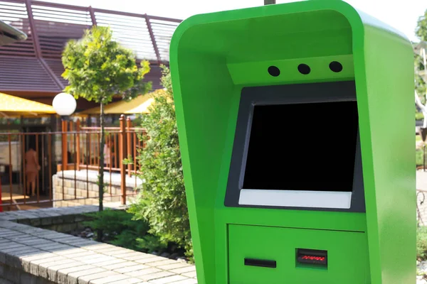 Terminalden caddedeki depolama telefonuna. ibox. Sokaktaki banka terminali.