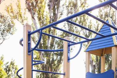 Yazın çocukların oyun bahçesinde boş zincir salıncakları