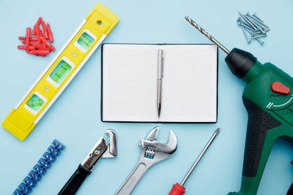 Mavi düz inşaat araçlar kümesi anahtarı, çekiç, pense, lokma anahtar, anahtar, su dengesi, elektrikli matkap, tornavida gibi yatıyordu. Babalar günü kutlama