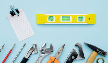 Mavi düz inşaat araçlar kümesi anahtarı, çekiç, pense, lokma anahtar, anahtar, su dengesi, elektrikli matkap, tornavida gibi yatıyordu. Babalar günü kutlama