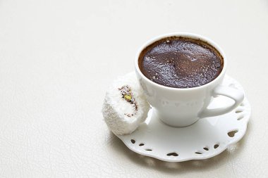 Süt krem çikolata fıstık aromalı beyaz Türk lokumu geçmişi olan Türk kahvesi