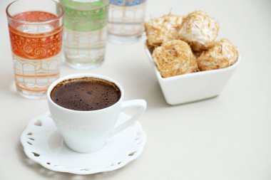 Ezilmiş fındık Türk lokumu ve su kopya alanı fincan ile tepesinde şurup Türk kahvesi Shredded hamur ile pişmiş