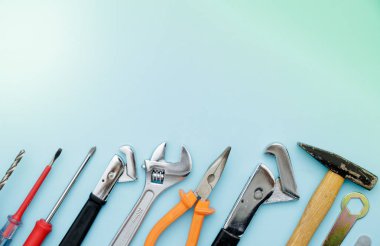 Görünümünü çalışma araçları, İngiliz anahtarı, lokma anahtar, çekiç, tornavida, pense, elektrikli matkap, su dengesi düz yatıyordu arka plan üzerinde top. Babalar günü