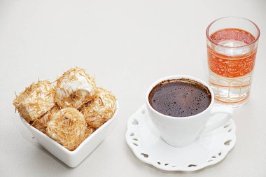 Ezilmiş fındık Türk lokumu ve su kopya alanı fincan ile tepesinde şurup Türk kahvesi Shredded hamur ile pişmiş