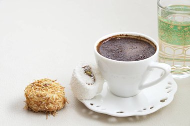 Süt krem çikolata fıstık Türk lokum ve ezilmiş fındık kopya alanı ile tepesinde şurup pişmiş Shredded hamur ile Türk kahvesi