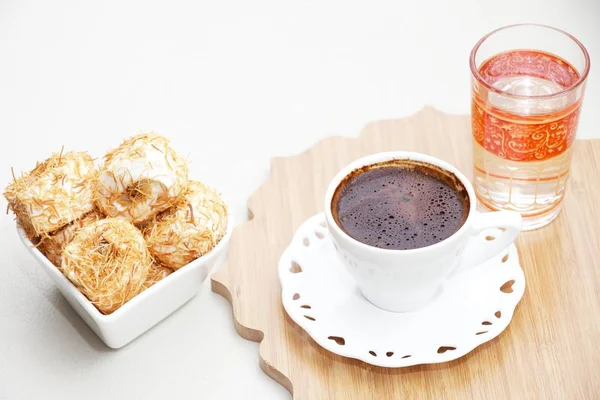 Ezilmiş fındık Türk lokumu ve kırmızı bardak su ile tepesinde şurup Türk kahvesi Shredded hamur ile pişmiş