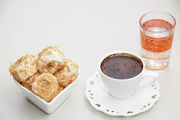 Ezilmiş fındık Türk lokumu ve su kopya alanı fincan ile tepesinde şurup Türk kahvesi Shredded hamur ile pişmiş