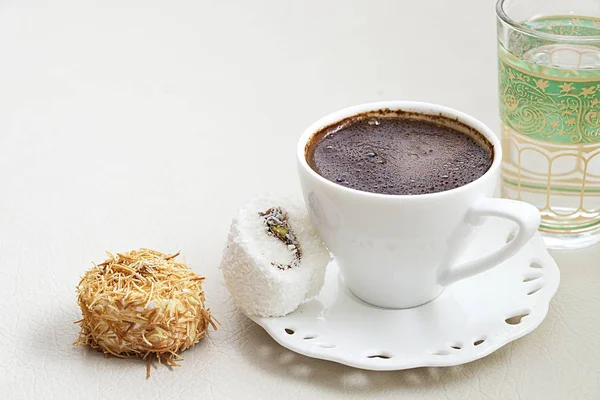 Süt krem çikolata fıstık Türk lokum ve ezilmiş fındık kopya alanı ile tepesinde şurup pişmiş Shredded hamur ile Türk kahvesi
