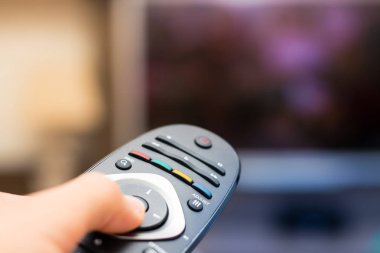 TV izlerken, uzaktan kumanda tuşuna basarak ilk kişi görünümünde