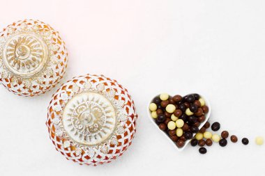 Festival, İslami Arapça mum ve tatlı çikolata şeker EID Eid Al Kurban Bayramı ile tebrik mübarek kurban