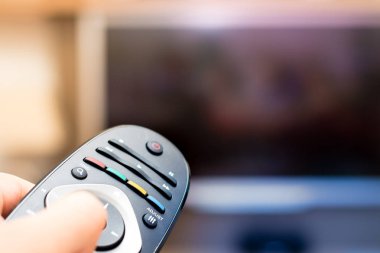 TV izlerken, uzaktan kumanda tuşuna basarak ilk kişi görünümünde