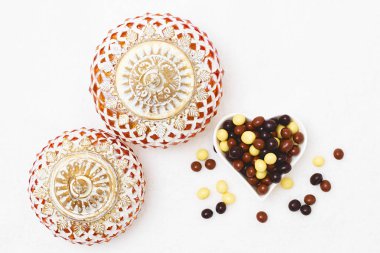 Festival, İslami Arapça mum ve tatlı çikolata şeker EID Eid Al Kurban Bayramı ile tebrik mübarek kurban