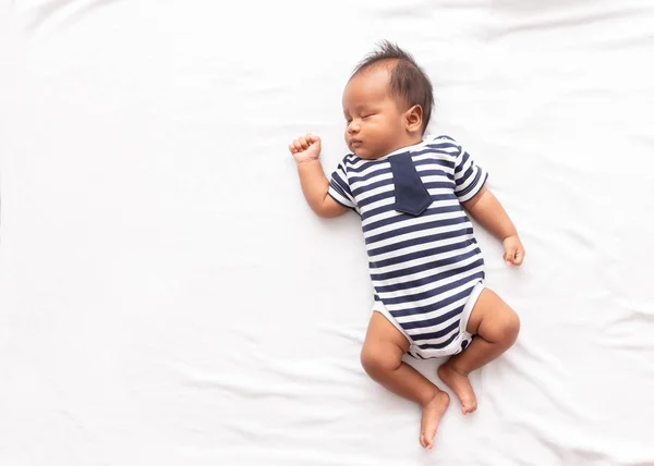 Yeni doğan Asyalı çocuk bebek uyku üzerine beyaz tüylü kumaş