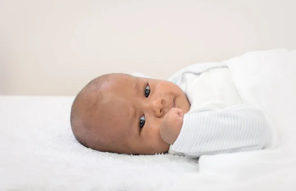 新生的亚洲男孩婴儿睡在白色的毛绒布 — 图库照片